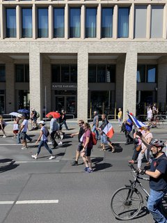 Reichsflagge neben Israelfahne