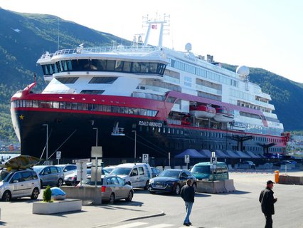 Die  „Roald  Amundsen“ liegt in Tromsø vor Anker.