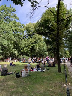 Demonstrierende im Tiergarten 