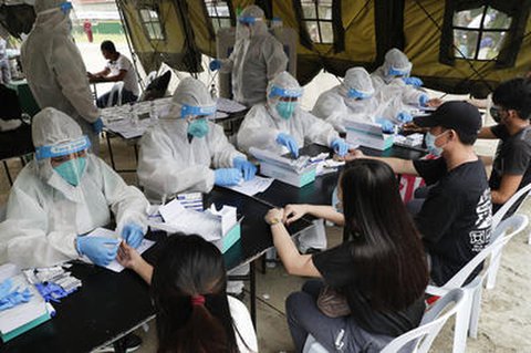 Gesundheitspersonal testet Menschen auf den Philippinen auf das Coronavirus