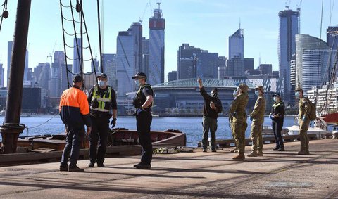 Polizei und Militär patrouillieren in Melbourne.