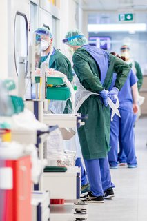 Krankenpfleger in Schutzkleidungin einer Klinik in Essen.