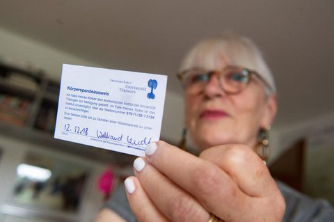 Waltraud Leucht zeigt ihren Körperspenderausweis.