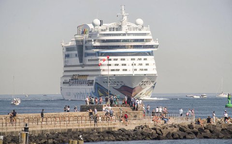 Das Kreuzfahrtschiff Aidamar vor Warnemünde.