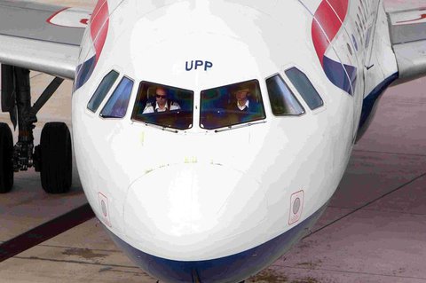 Zwei Piloten sitzen im Cockpit in einer BA-Maschine.
