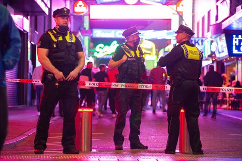 Hamburger Polizisten kontrollieren an der Reeperbahn.
