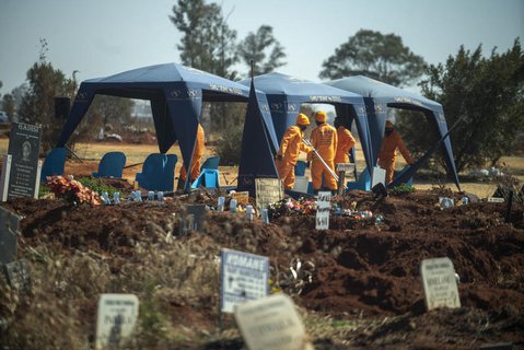 Südafrika, Johannesburg: Arbeiter bereiten eine Beerdigung auf dem 
Olifantsveil-Friedhof außerhalb der Stadt vor. 