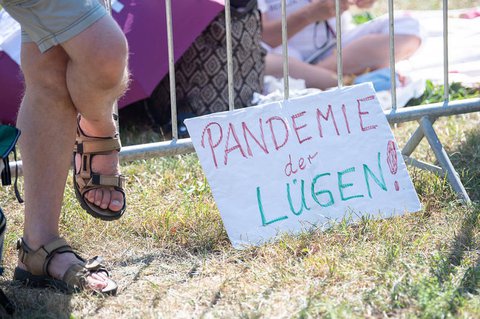 Gegner der Corona-Schutzmaßnahmen haben sich am Samstag in Stuttgart zu einer „Querdenken“-Demo versammelt. 