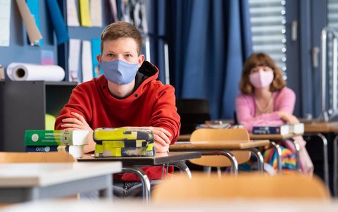 „Wenn alle auf ihren Plätzen sitzen und Abstand sichergestellt ist, macht das Tragen von Masken während der Unterrichtsstunden überhaupt keinen Sinn.