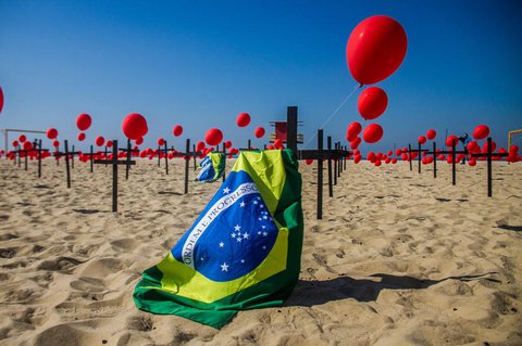 Am Strand der Copacabana in Rio de Janeiro wurde symbolisch der Covid-19-Toten gedacht. 