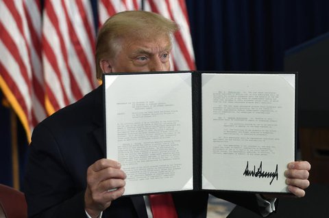 US-Präsident Donald Trump zeigt das Dekret.