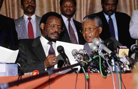 Mangosuthu Buthelezi mit Nelson Mandela (r.) im Jahr 1991.