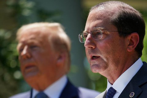 US-Gesundheitsminister Alex Azar neben seinem Chef