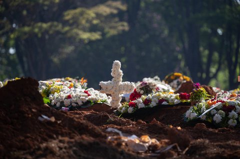 Frische Blumen an einem Grab in Brasilien