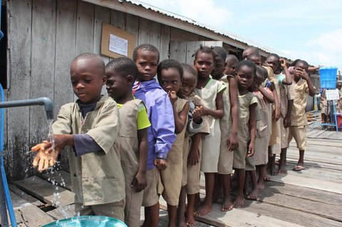 818 Millionen Schüler sind einem erhöhten Infektionsrisiko ausgesetzt, weil es nicht ausreichend Möglichkeiten zum Händewaschen gibt. 