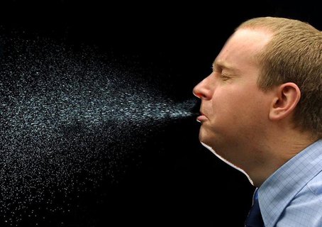 Komme es „bei einzelnen Personen zu Krankheitssymptomen wie wiederholtes Niesen oder Husten“, solle „unmittelbar gelüftet werden“, rät das Umweltbundesamt.