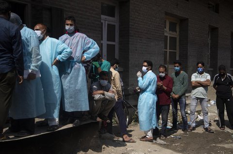 Die Gesamtzahl der nachgewiesenen Infektionenin Indien steigt auf fast 2,4 Millionen.