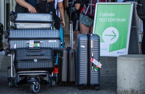 Reiserückkehrer aus Risikogebieten müssen sich auf das Coronavirus testen lassen.