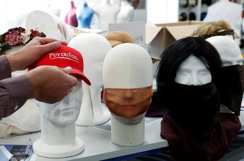 Masken werden in Geschäft in Frankreich verkauft.