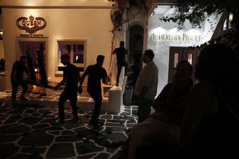 Arbeiter schließen eine Bar auf Mykonos.