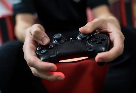 Ein Gamer spielt auf einer Playstation 4.