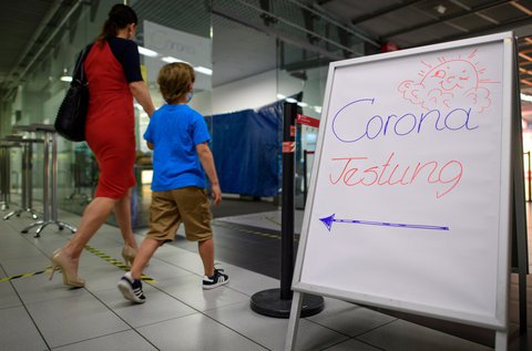 Mutter und Sohn lassen sich testen: Die meisten Infektionen kommen in Privathaushalten vor.