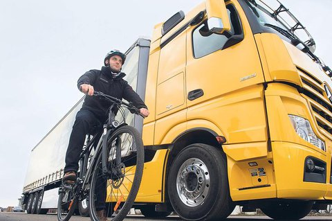 ADAC, VCD und ADFC fordern mehr Abbiegeassistenten für LKW. Rechtsabbiegende LKW sind für Radfahrer besonders gefährlich.