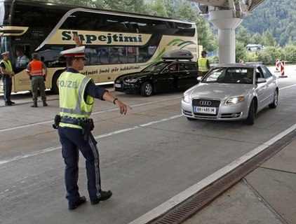 In Klagenfurt müssen Menschen die Erklärungen ausfüllen.