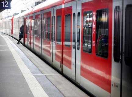 ARCHIV - 13.03.2020, Nordrhein-Westfalen, Essen: Ein Fahrgast steigt im 
Essener Hauptbahnhof in eine S-Bahn ein. Knapp zwei Wochen nach Inkrafttreten 
des 150-Euro-Bußgelds für Maskenverweigerer in Bussen 
und Bahnen startet das Verkehrsministerium am 24. August Kontrollen.