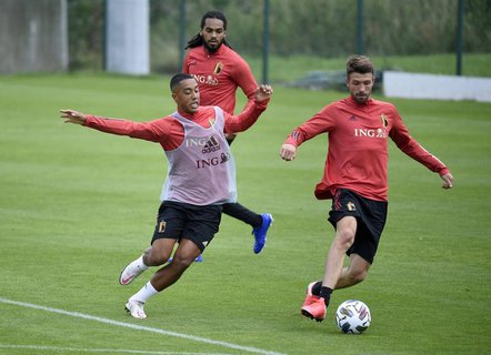 Am Sonntag war Verteidiger Brandon Mechele (rechts) positiv getestet worden.