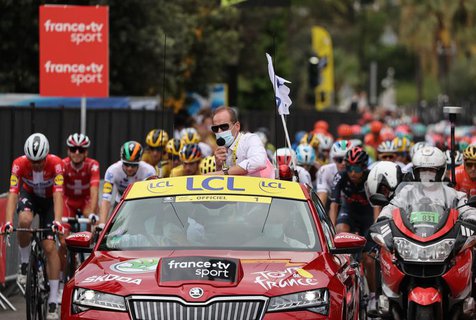 Tour-de-France-Direktor Christian Prudhomme in seinem Wagen.