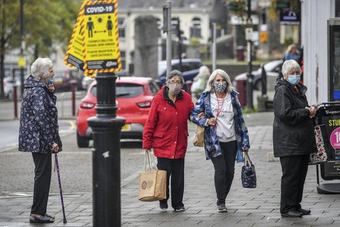 Wartende vor einem Supermarkt in Caerphilly