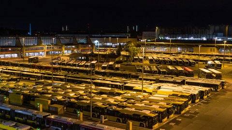 Busse der BVG stehen geparkt auf dem BVG Omnibus Betriebshof an der Indira-Gandhi-Straße. Seit drei Uhr läuft ein Warnstreik im öffentlichen Nahverkehr. Mit der Aktion will die Gewerkschaft Verdi den Druck auf die Arbeitgeber bei den anstehenden Tarifverhandlungen erhöhen. (Drohnenbild)