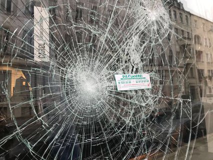 Eine zerstörte Fensterscheibe an der Alten Schönhauser Straße.