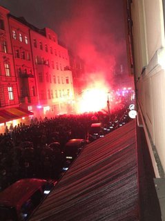 Feuerwerkskörper zünden in der Alten Schönhauser Straße.