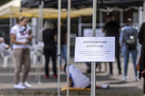 Ein wegen Überfüllung geschlossenes Corona-Testzentrum in Duisburg