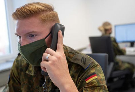 Inzwischen helfen mehr als 150 Bundeswehrsoldaten bei der Kontaktnachverfolgung von Neuinfizierten. Gesundheitsämter kommen vielerorts nicht mehr hinterher.