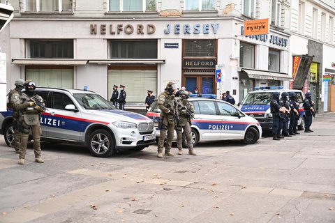 Polizisten sichern am Dienstag einen Tatort in Wien ab.