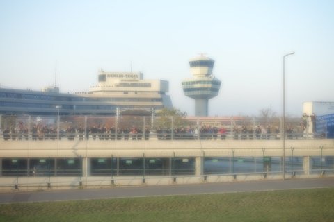 Abschied von Tegel: Viele Hundert Schaulustige stehen am Rande des Rollfeldes.