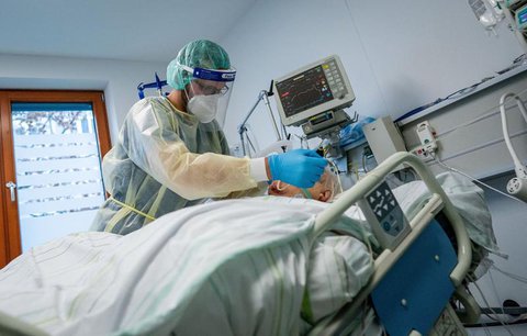 Ein Corona-Patient im künstlichen Koma wird beatmet.