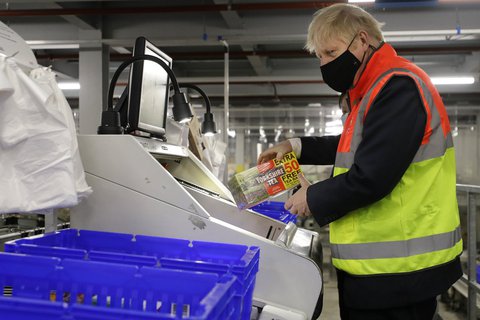 Boris Johnson verlädt mit Mund-Nasen-Schutz.