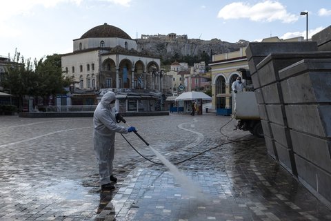Ein Platz in Athen wird desinfiziert.