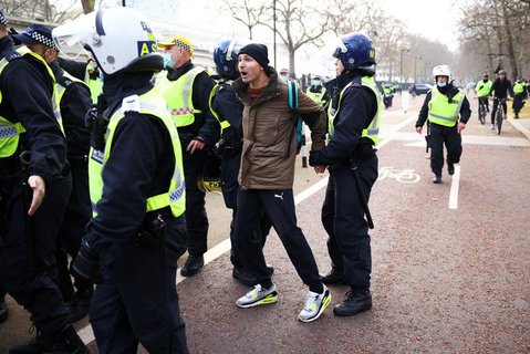 Ein Demonstrant wird in London bei der Anti-Lockdown-Demo festgenommen.