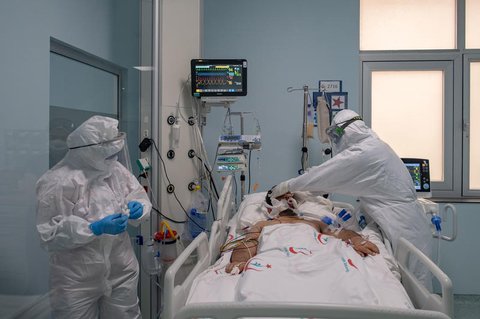 Mediziner behandeln einen Patienten auf einer Intensivstation in Istanbul (Symbolbild).