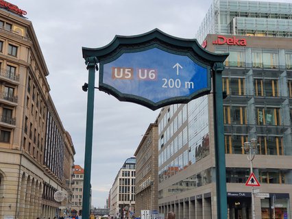 Die Beschriftung ist schon geändert. Um 11.58 Uhr soll der letzte Zug auf dem Bahnhof Französische Straße halten.