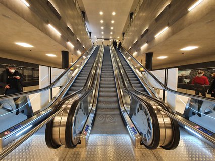 Am BER gibt es nur eine Rolltreppe von Ebene zu Ebene. Unter den Linden gibt es drei von U5 zu U6.