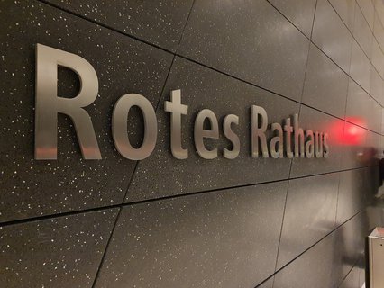Rotes Rathaus. Tiefschwarz. Ein Fahrgast beim Aussteigen aus der ersten Bahn spontan zu seinem Begleiter: