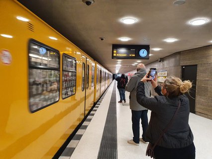 Der erste Zug hält Richtung Mariendorf im neuen Bahnhof Unter den Linden. Jeder hier fotografiert ihn.