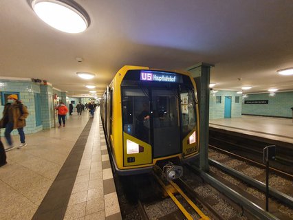 Ein ganz neues Fahrgefühl. Jahrzehnte war am Alexanderplatz Endstation für die U5. Nun geht es bis zum Hauptbahnhof.