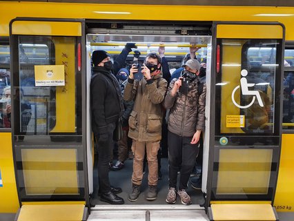 12.08 Uhr: Der erste Zug der U5, der Unter den Linden hält, ist gerammelt voll.